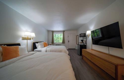 Eureka Springs Historic District Complejo | Enjoy the charm of Queen Suite Number 5 at GloryDayz!