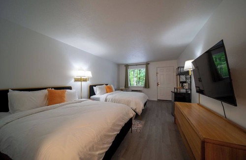 Eureka Springs Historic District Complejo | Enjoy the charm of Queen Suite Number 5 at GloryDayz!