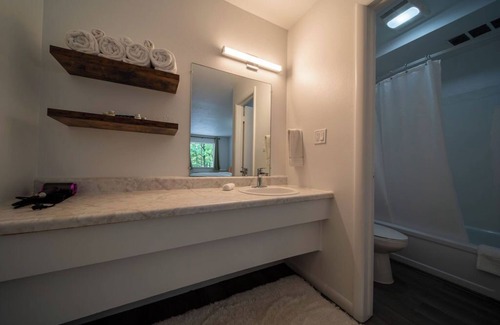 Eureka Springs Historic District Complejo | Enjoy the charm of Queen Suite Number 5 at GloryDayz!