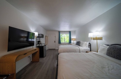 Eureka Springs Historic District Complejo | Enjoy the charm of Queen Suite Number 6 at GloryDayz!