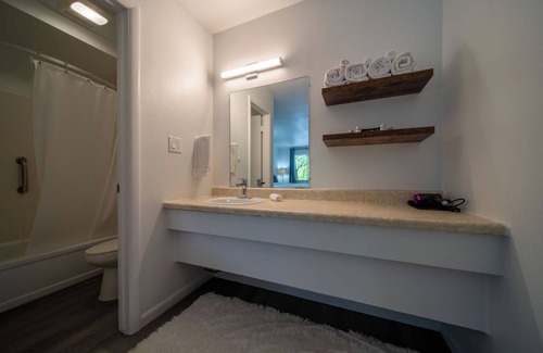 Eureka Springs Historic District Complejo | Enjoy the charm of Queen Suite Number 6 at GloryDayz!