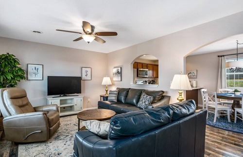 Bluff City Casa | Enjoy the comfort of this luxurious home with outstanding facilities in the serene neighborhood.