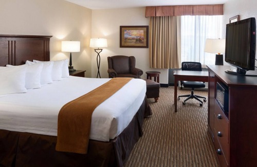 Casper Casa | Enjoy the Convenient Airport Shuttle, Indoor Pool, Onsite Bar & Restaurant