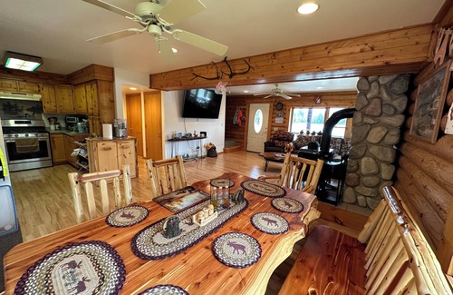 National Mine Cabina | Enjoy the lake, walk in the forest, s’mores on the fire pit and deer visits.