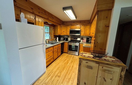 National Mine Cabina | Enjoy the lake, walk in the forest, s’mores on the fire pit and deer visits.