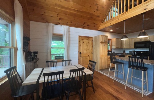 Franklin Cabina | Enjoy the mountain view @ Panoramic Point a modern cabin w/Hot Tub+Wifi+Gameroom