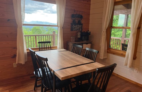 Franklin Cabina | Enjoy the mountain view @ Panoramic Point a modern cabin w/Hot Tub+Wifi+Gameroom