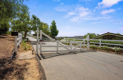 Fallbrook Casa | Enjoy the peaceful and relaxing time at windmill winery house!