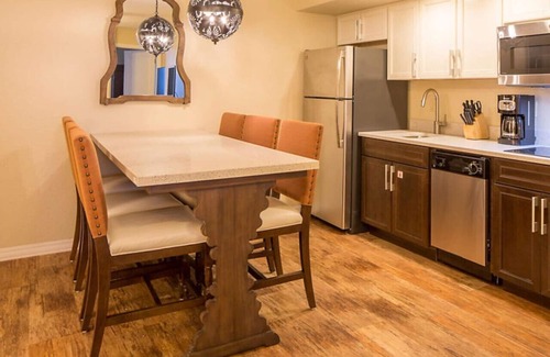 Ormond Shores Condominio | Enjoy the sands of the Atlantic in this tropical 2BD condo with resort amenities for family