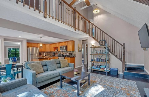 Bushkill Chalet De Esquí | Enjoy the scenic Pocono Mountains at this lovely and unique renovated home!