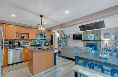 Bushkill Chalet De Esquí | Enjoy the scenic Pocono Mountains at this lovely and unique renovated home!