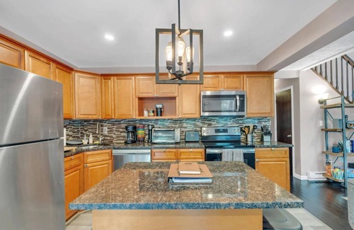 Bushkill Chalet De Esquí | Enjoy the scenic Pocono Mountains at this lovely and unique renovated home!