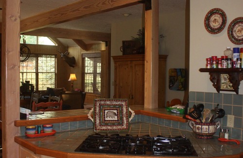 Red River Cabina | ¡Disfruta de la serenidad de las montañas en esta hermosa y espaciosa casa de lujo!