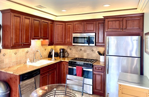 Hermosa Beach Condominio | Disfrute de la cadena, pasos a la arena, tarifas especiales, ¡investigue ahora!