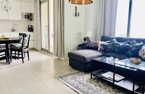 Torrox Costa Apartamento | Disfrute del sol, la arena y el mar salado en un piso elegante en la primera línea