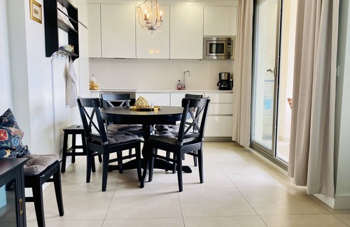 Torrox Costa Apartamento | Disfrute del sol, la arena y el mar salado en un piso elegante en la primera línea