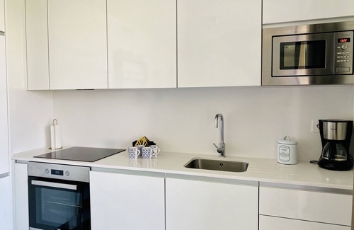 Torrox Costa Apartamento | Disfrute del sol, la arena y el mar salado en un piso elegante en la primera línea