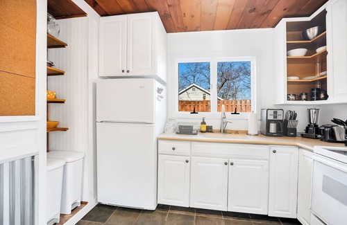 Sterling Forest Cabina | Enjoy the view and easy lake access just steps from the Appalachian Trail