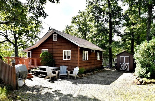 Sterling Forest Cabina | Enjoy the view and easy lake access just steps from the Appalachian Trail