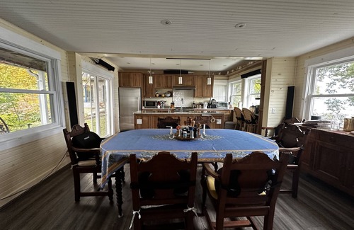 Fort Erie Cabaña | Enjoy this beautiful home with breathtaking views of Lake Erie!