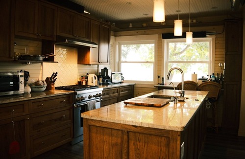 Fort Erie Cabaña | Enjoy this beautiful home with breathtaking views of Lake Erie!
