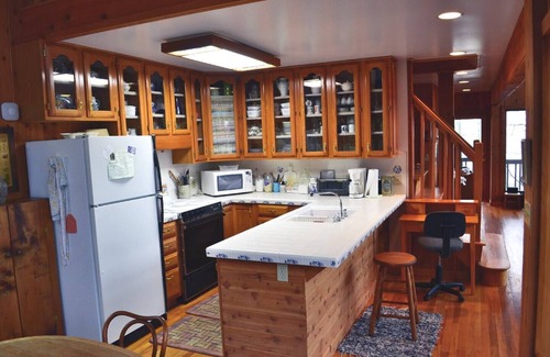 Burnsville Cabina | Enjoy this custom built home within the exclusive Mountain Air, Resort