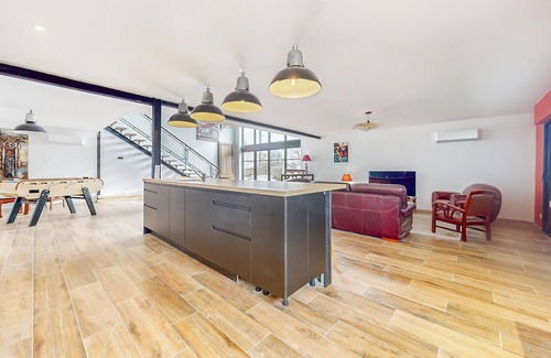 Nalliers Casa | Enjoy this modern and contemporary villa with many amenities.