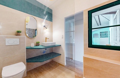 Nalliers Casa | Enjoy this modern and contemporary villa with many amenities.