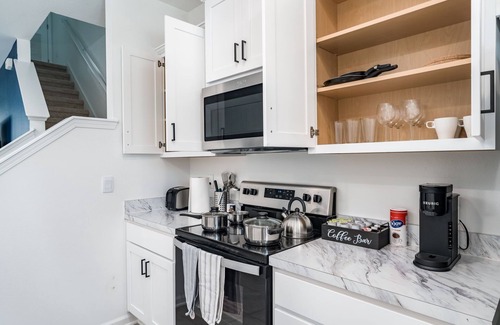 Baymeadows Casa | Enjoy this modern brand-new townhouse located in the heart of Jacksonville.