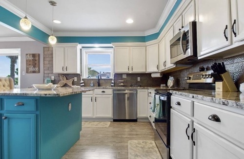 New Orleans East Area Casa | Enjoy this serene waterfront getaway with boat dock and deck.
