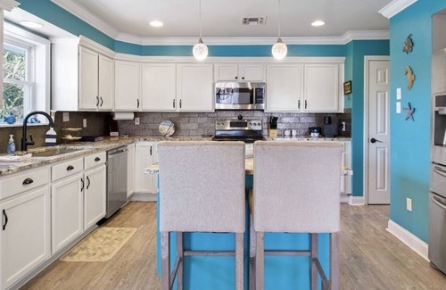 New Orleans East Area Casa | Enjoy this serene waterfront getaway with boat dock and deck.