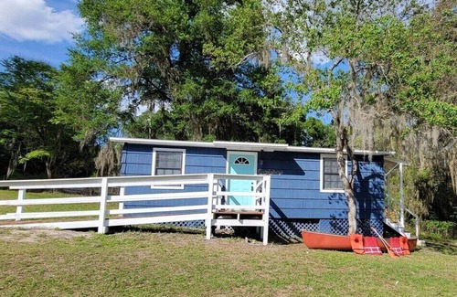 Keystone Heights Cabaña | Enjoy this tranquil retreat on White Sands Lake away from all the hustle and bustle
