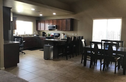 Lemoore Casa | Enjoy this warm residential property located near hwy 198 and hwy 41.