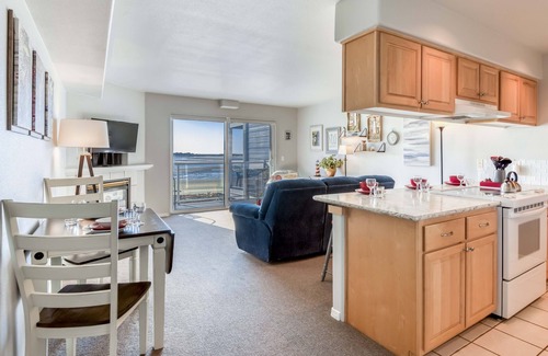 Lincoln City Condominio | Enjoy views of Siletz Bay from this 3rd Floor Condo. beach access, Taft District
