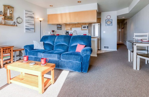 Lincoln City Condominio | Enjoy views of Siletz Bay from this 3rd Floor Condo. beach access, Taft District