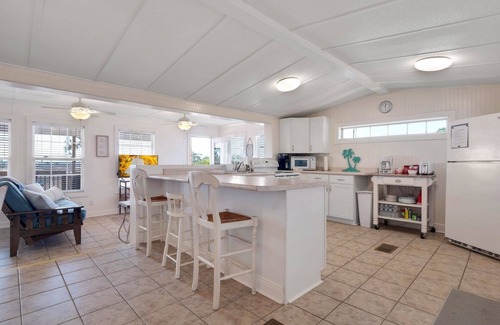 Salem Casa | Enjoy water views from our covered deck + dock, pet friendly - 1 mile to Keaton