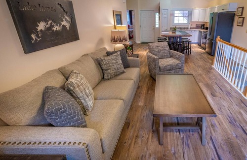 Forest Lake Heights Casa | ¡Reserve hoy su fin de semana extendido de otoño, frente al lago con muelle privado y kayaks!