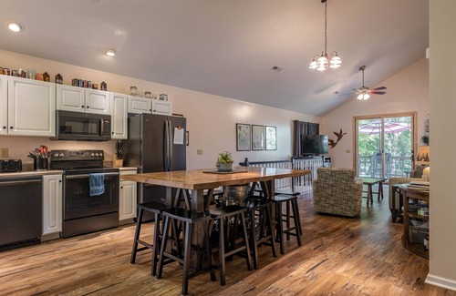 Forest Lake Heights Casa | ¡Reserve hoy su fin de semana extendido de otoño, frente al lago con muelle privado y kayaks!
