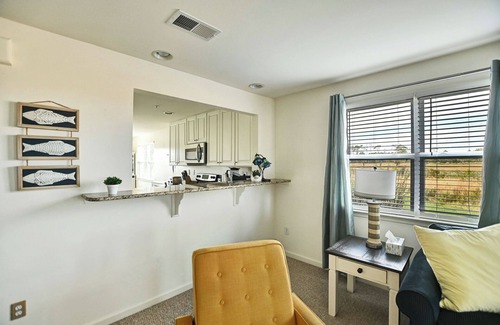 Ocean View Condominio | Enjoy your getaway in this lovely 2 bed/2 bath condo in the Bethany Bay Community! Excellent view! Pets Allowed! 9-Hole Golf! Seasonal Outdoor Pool! Beach Town!