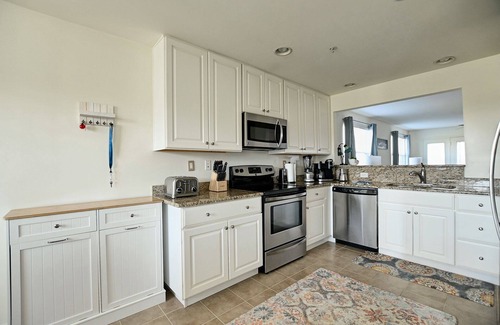 Ocean View Condominio | Enjoy your getaway in this lovely 2 bed/2 bath condo in the Bethany Bay Community! Excellent view! Pets Allowed! 9-Hole Golf! Seasonal Outdoor Pool! Beach Town!