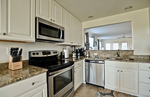 Ocean View Condominio | Enjoy your getaway in this lovely 2 bed/2 bath condo in the Bethany Bay Community! Excellent view! Pets Allowed! 9-Hole Golf! Seasonal Outdoor Pool! Beach Town!