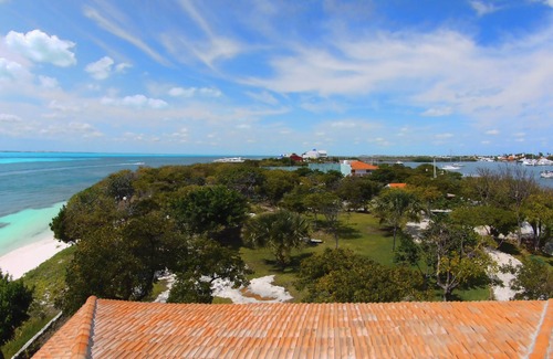 Isla Mujeres Casa | ¡Disfruta de tu propia playa privada en esta increíble propiedad de lujo frente al mar!