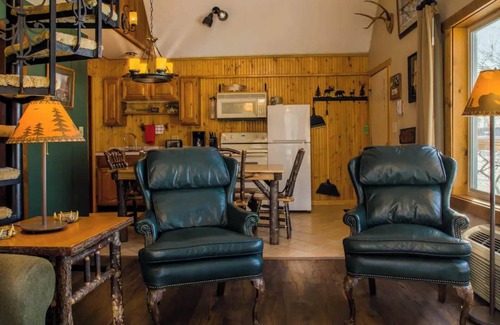 Rice Lake Chalet De Esquí | Enjoy your own private deck with a lakeview in Room 20 - The Bay House - Curriers Lakeview Lodge
