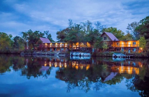 Rice Lake Chalet De Esquí | Enjoy your own private deck with a lakeview in Room 20 - The Bay House - Curriers Lakeview Lodge