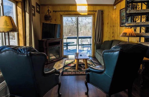 Rice Lake Chalet De Esquí | Enjoy your own private deck with a lakeview in Room 20 - The Bay House - Curriers Lakeview Lodge