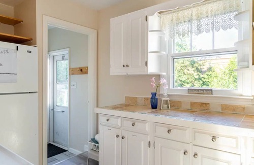 West Chicago Casa | Enjoy your stay at the Train Conductor’s Cottage!