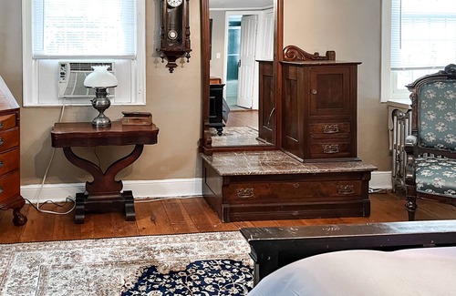 Winchendon Casa | Enjoy your stay in an antique home in an antique toy museum!