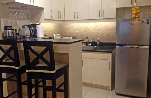 Las Pinas Condominio | Disfruta de tu estadía en Manila en este elegante condominio totalmente amueblado con WiFi de fibra