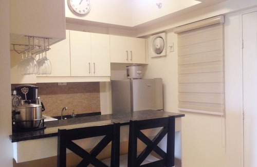 Las Pinas Condominio | Disfruta de tu estadía en Manila en este elegante condominio totalmente amueblado con WiFi de fibra