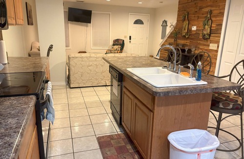 Lorain Apartamento | Enjoyable 2-bedroom apartment with AC in Lorain